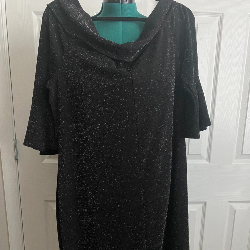 Black Short Sleeve Dress - Picture 2 of 4